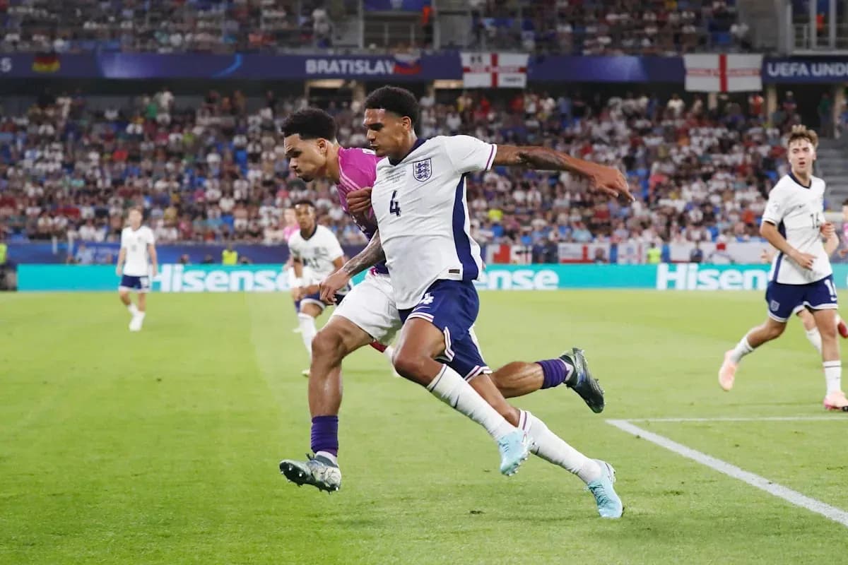 Jugadores de Inglaterra compitiendo por el balón en partido Jugadores de Inglaterra compitiendo por el balón en partido