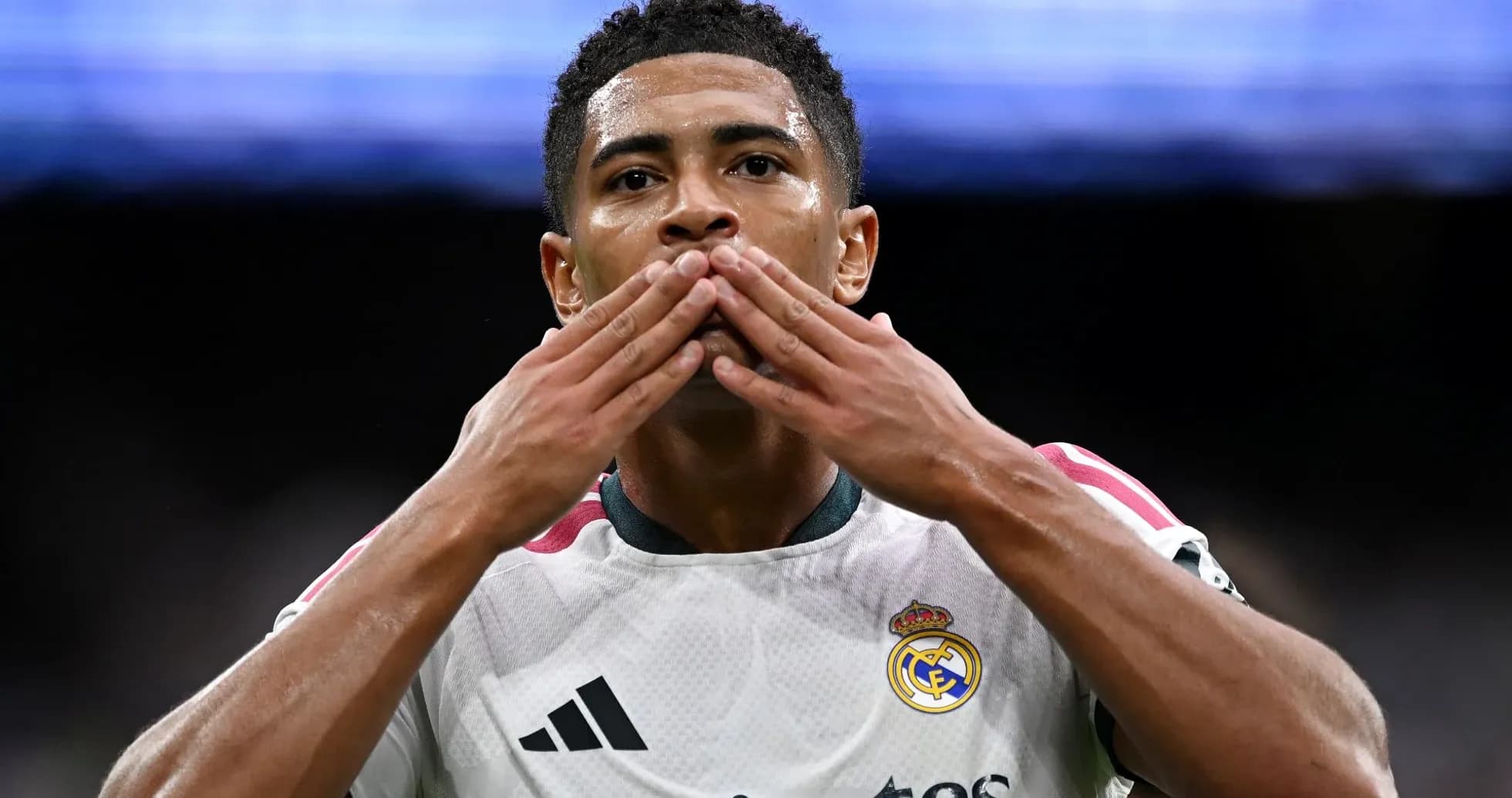 Jugador de Real Madrid haciendo gesto tras gol Jugador de Real Madrid haciendo gesto tras gol