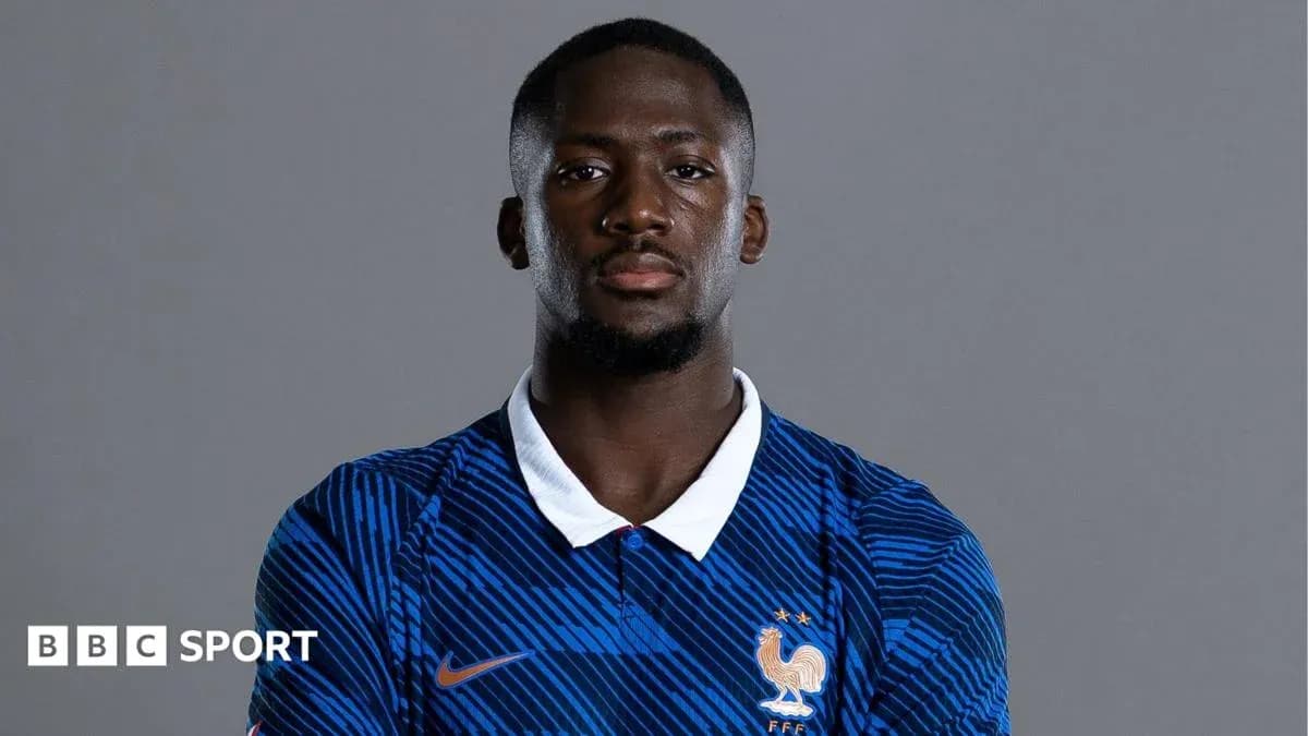 Jugador con camiseta azul de la selección francesa Jugador con camiseta azul de la selección francesa