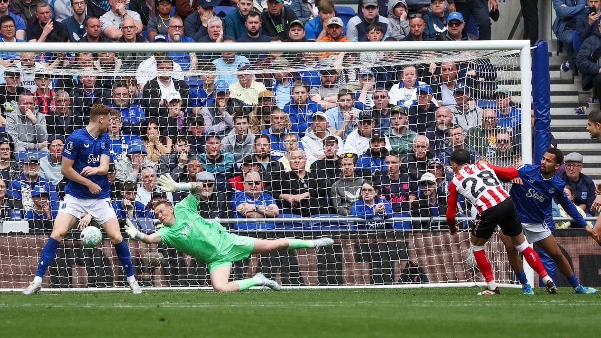 Un jugador de Sunderland dispara a puerta Un jugador de Sunderland dispara a puerta
