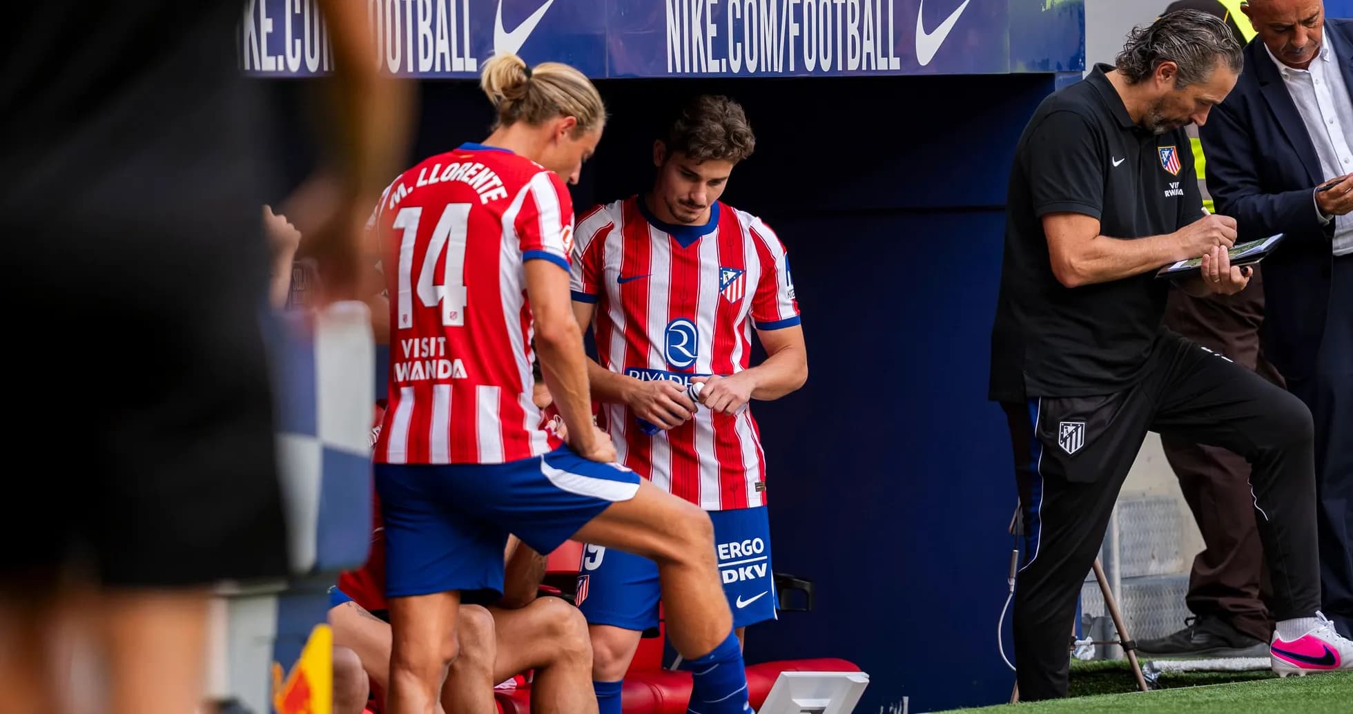 Jugadores y cuerpo técnico en el banquillo de Atlético Jugadores y cuerpo técnico en el banquillo de Atlético