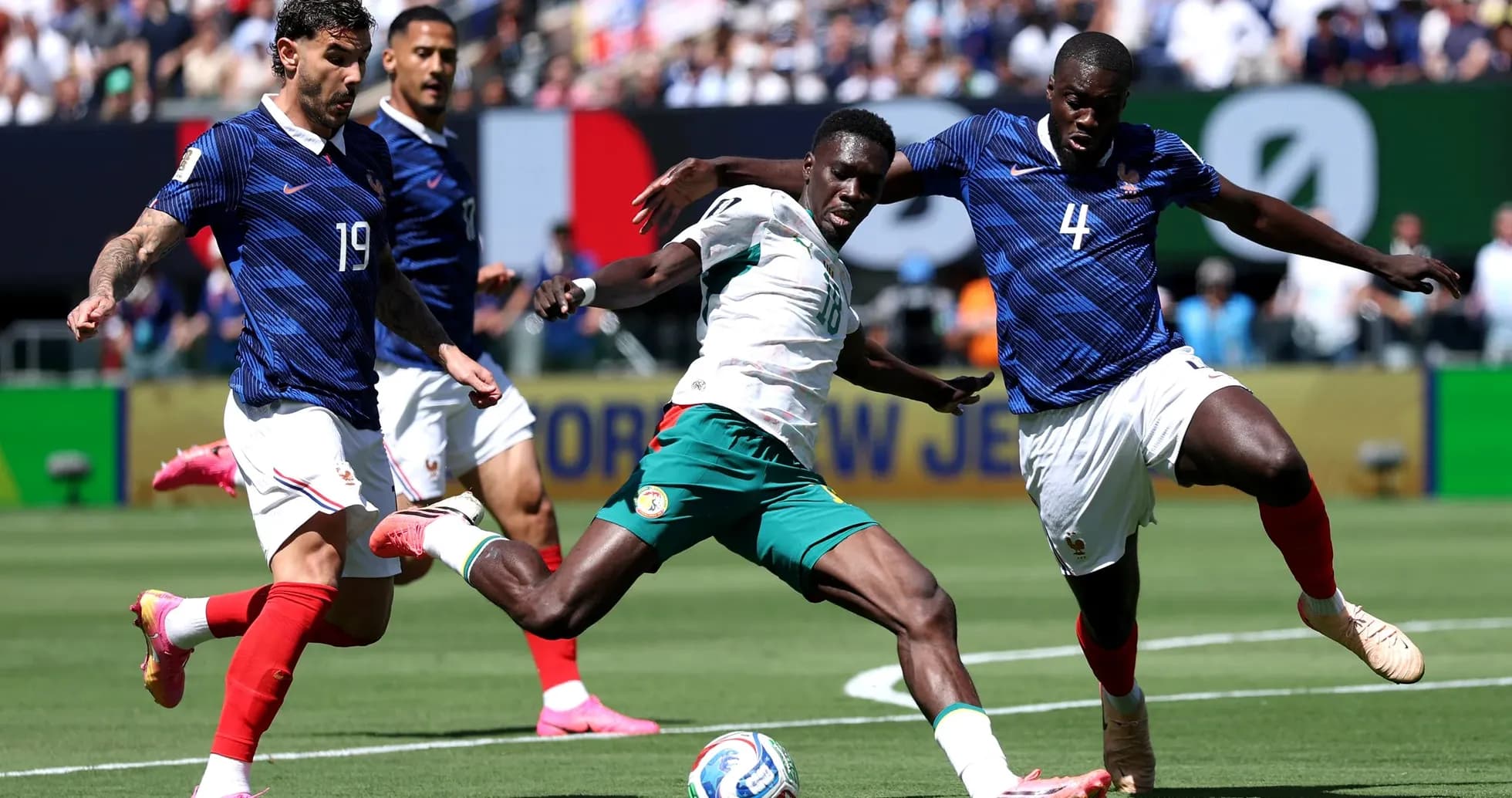 Jugadores de Francia y Senegal luchando por el balón Jugadores de Francia y Senegal luchando por el balón