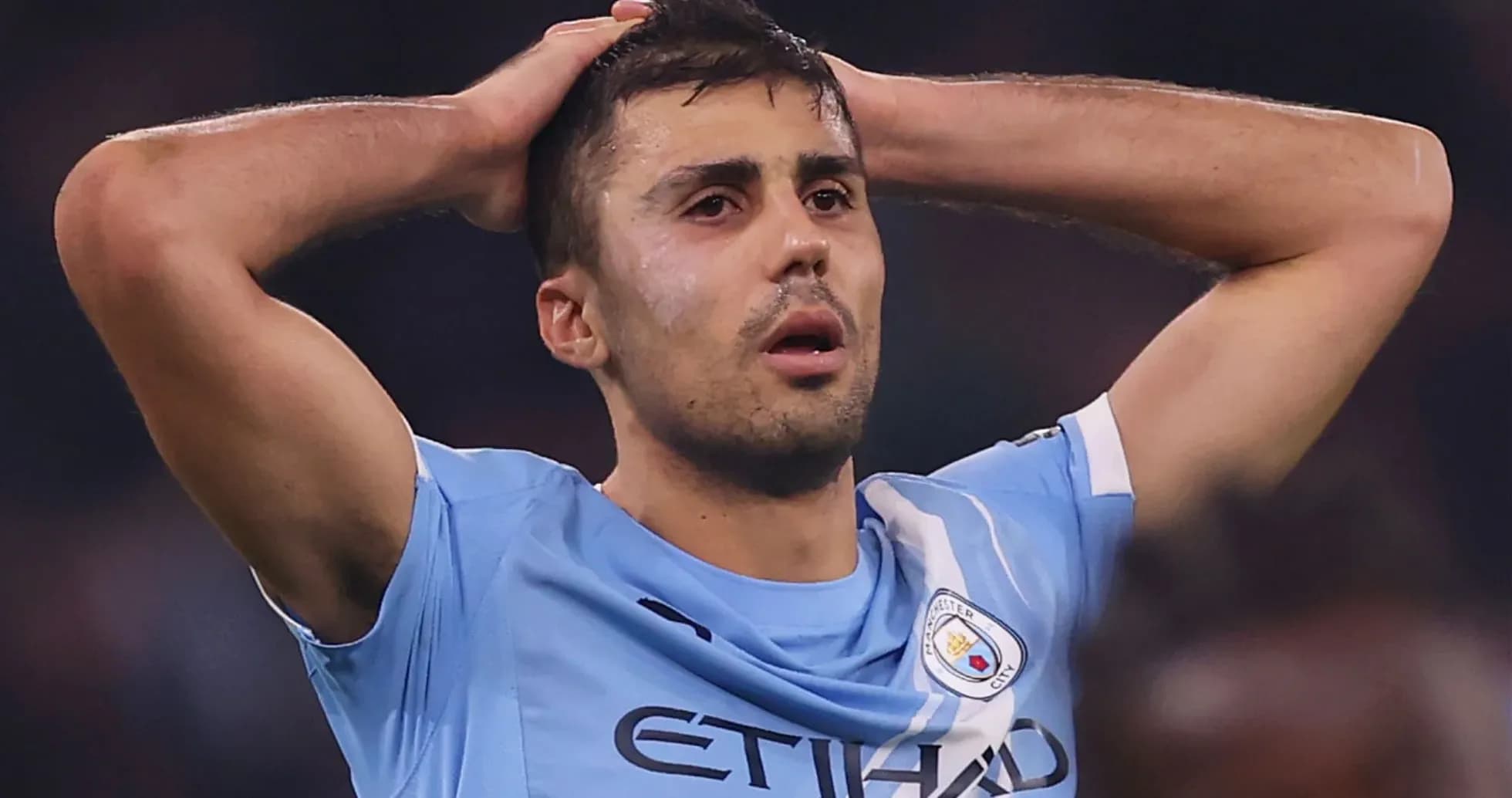 Jugador de Manchester City con las manos en la cabeza Jugador de Manchester City con las manos en la cabeza