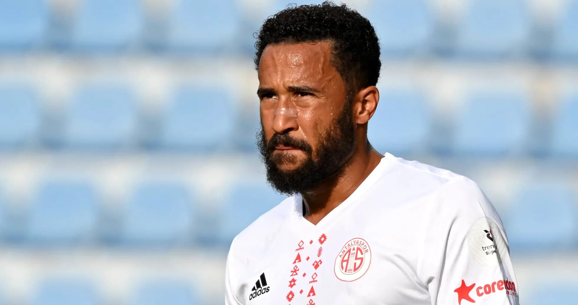 Jugador de Antalya en camiseta blanca durante partido Jugador de Antalya en camiseta blanca durante partido
