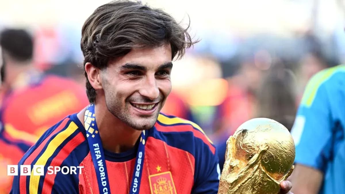 Jugador sosteniendo la Copa del Mundo en celebración Jugador sosteniendo la Copa del Mundo en celebración