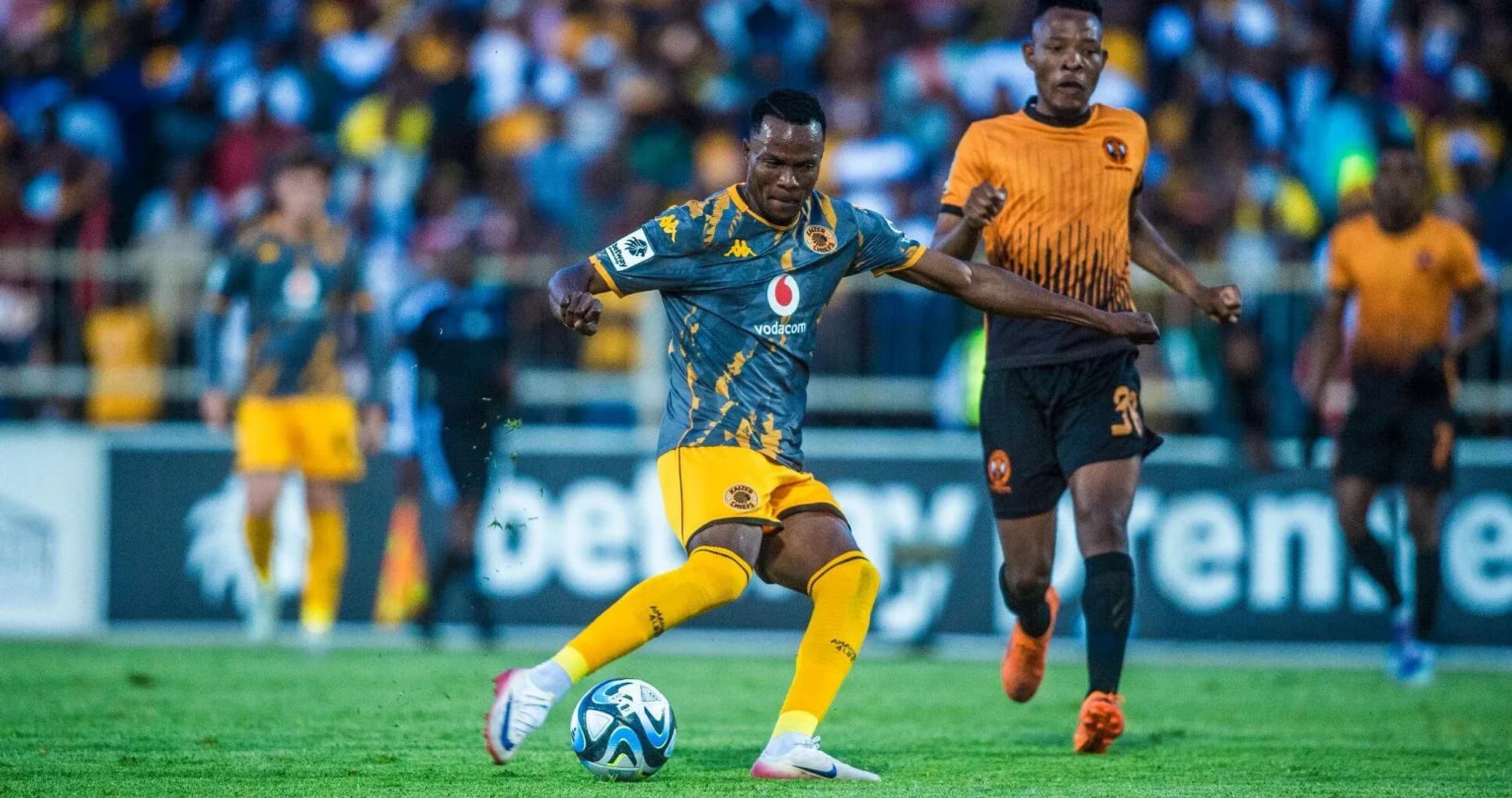 Jugador de Kaizer Chiefs controlando el balón en partido Jugador de Kaizer Chiefs controlando el balón en partido