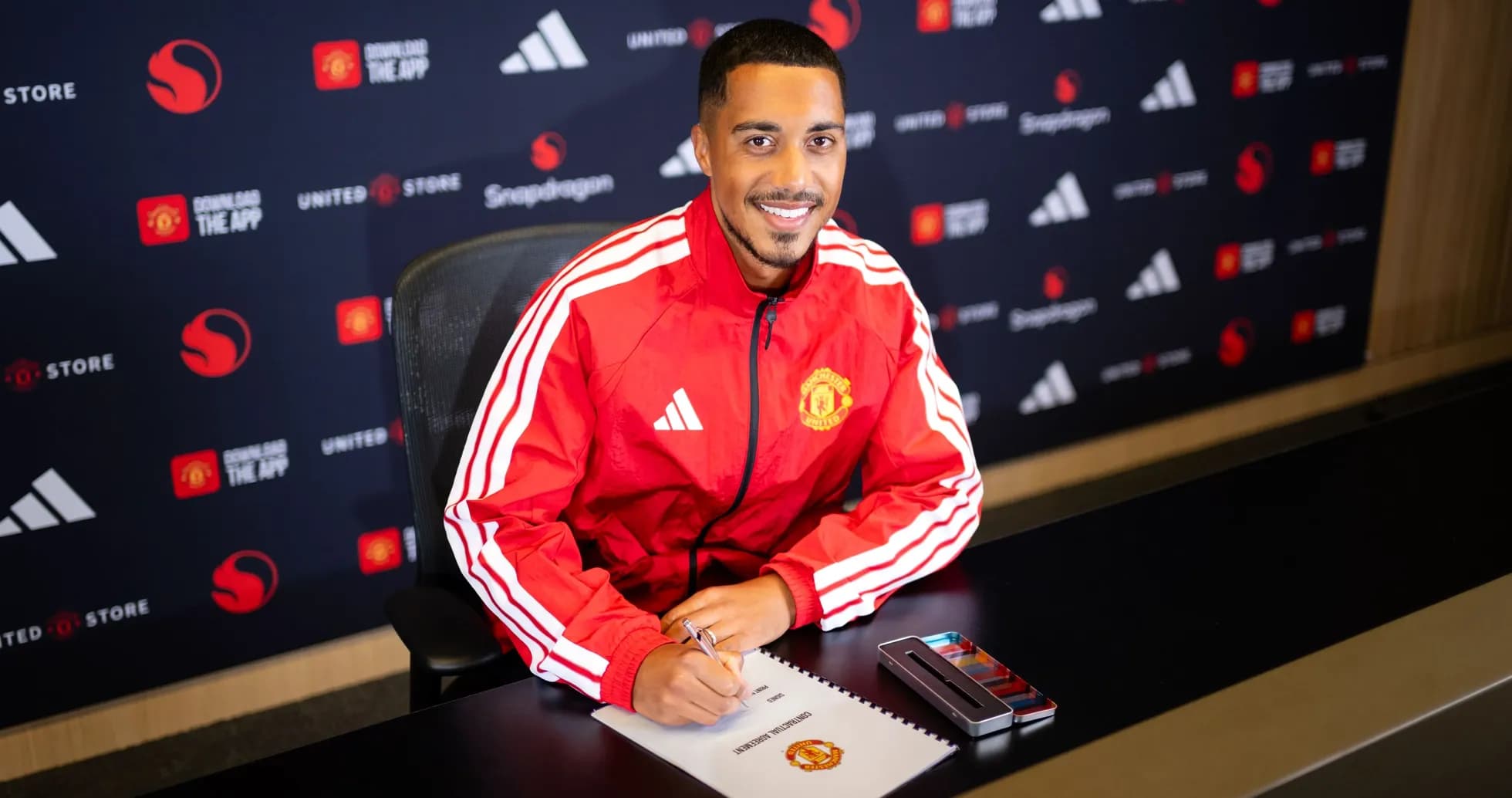Jugador firmando contrato con el Manchester United Jugador firmando contrato con el Manchester United