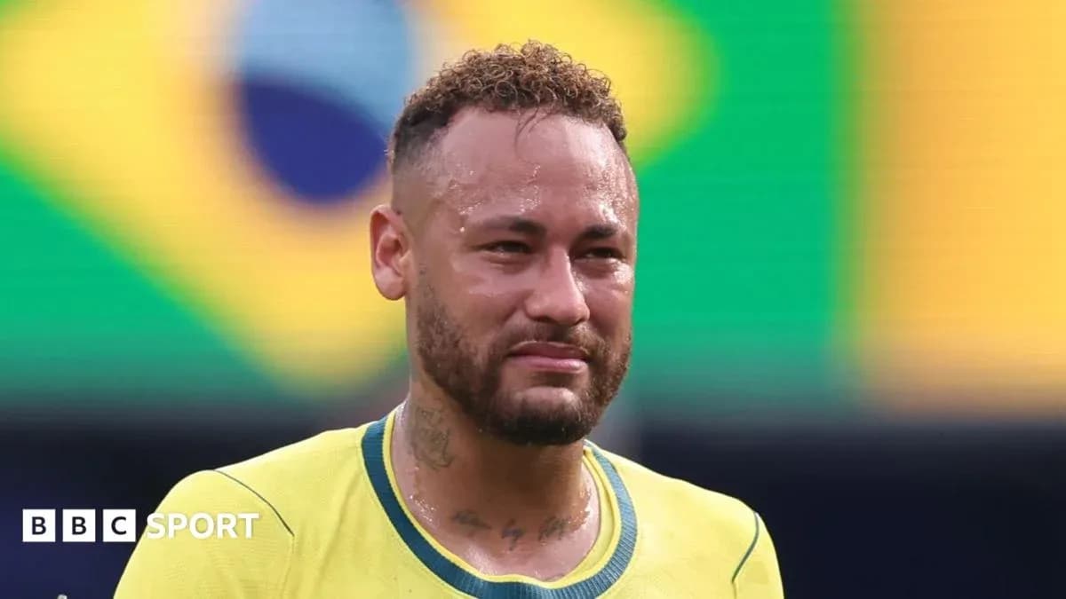 Neymar en camiseta amarilla de Brasil durante partido Neymar en camiseta amarilla de Brasil durante partido
