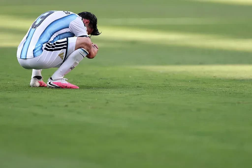 Jugador arrodillado en el campo tras partido Jugador arrodillado en el campo tras partido