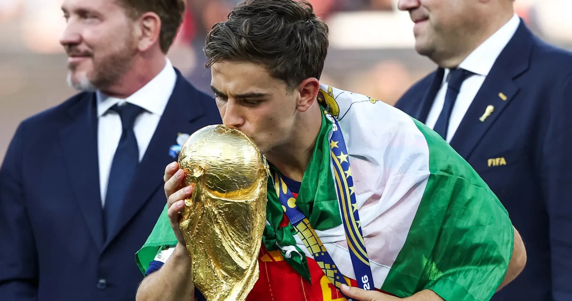Jugador besando la Copa del Mundo en celebración Jugador besando la Copa del Mundo en celebración