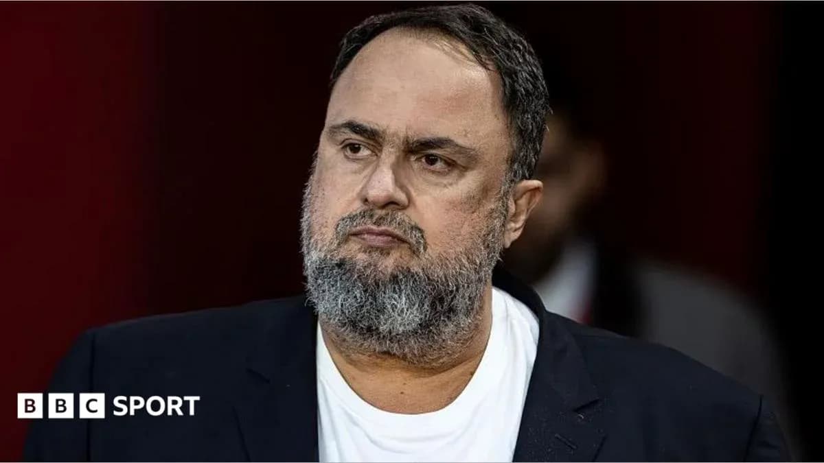Hombre con barba y traje observando atentamente Hombre con barba y traje observando atentamente