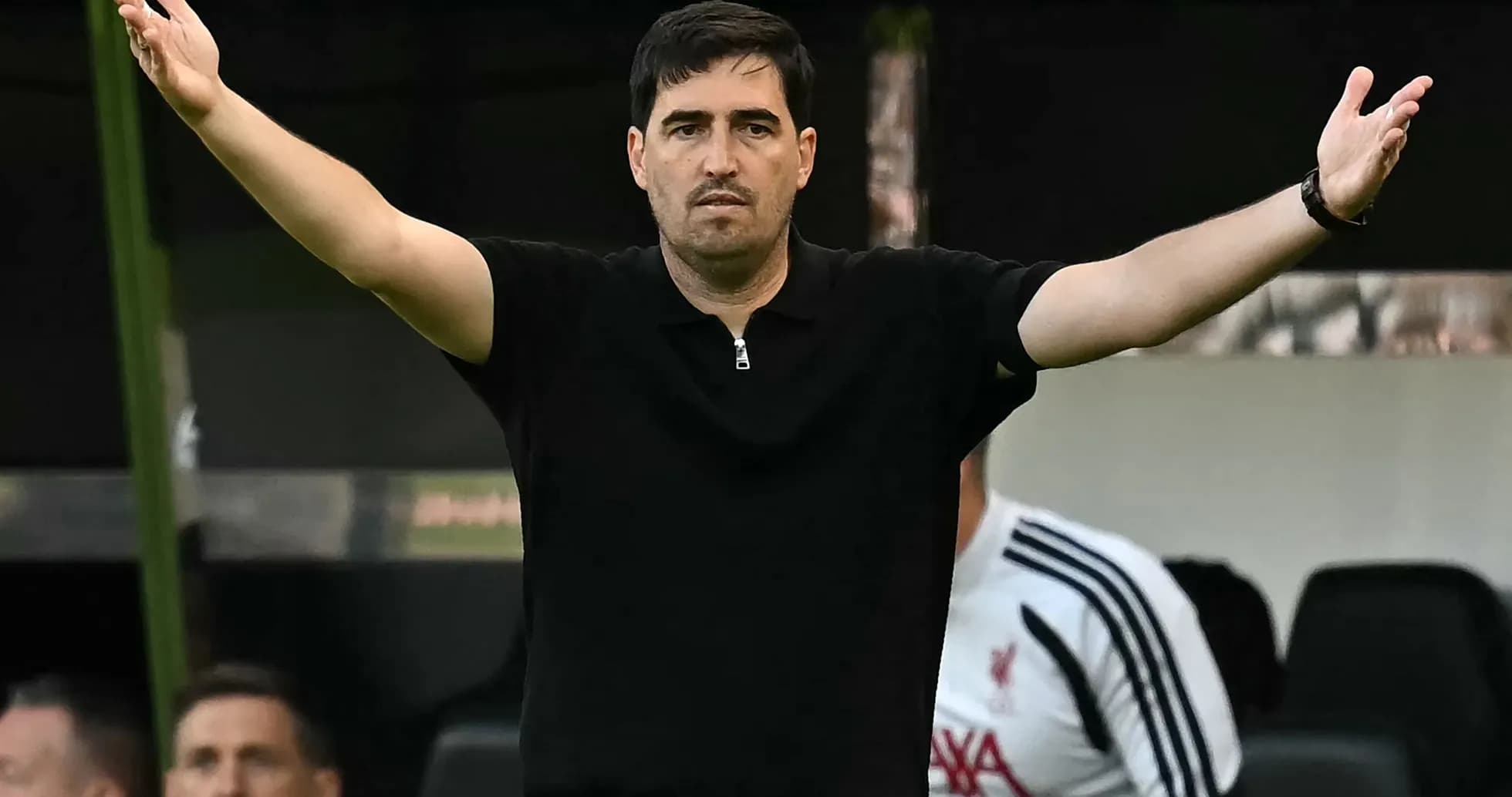 Entrenador gesticulando durante un partido de fútbol Entrenador gesticulando durante un partido de fútbol