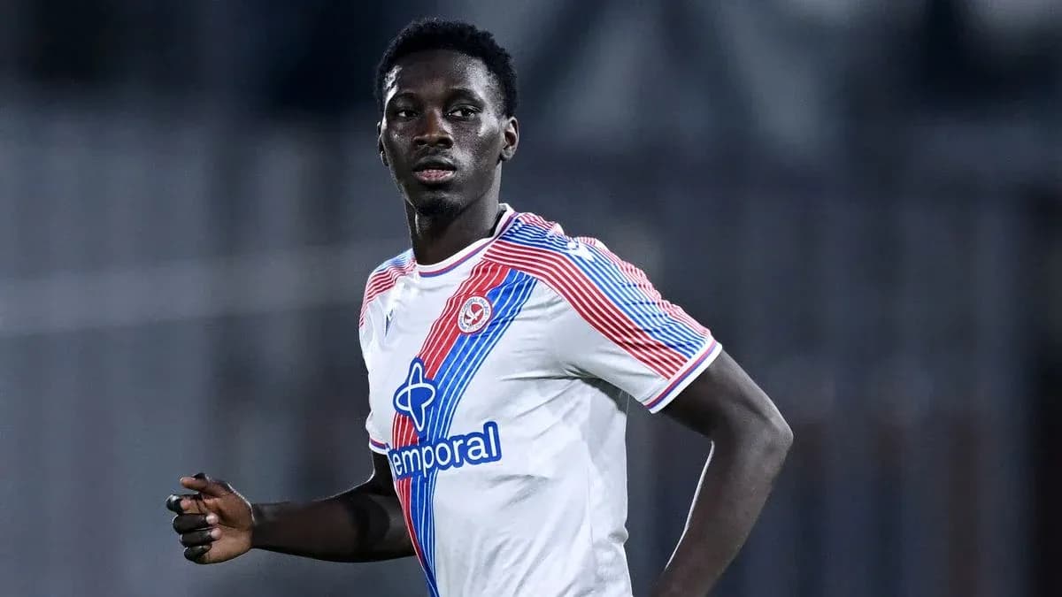 Jugador corriendo con camiseta blanca y detalles rojos Jugador corriendo con camiseta blanca y detalles rojos
