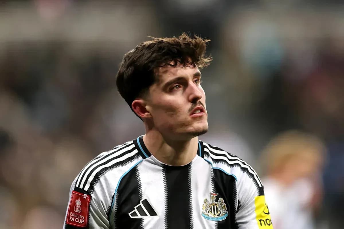 Jugador de Newcastle United en el campo durante partido Jugador de Newcastle United en el campo durante partido