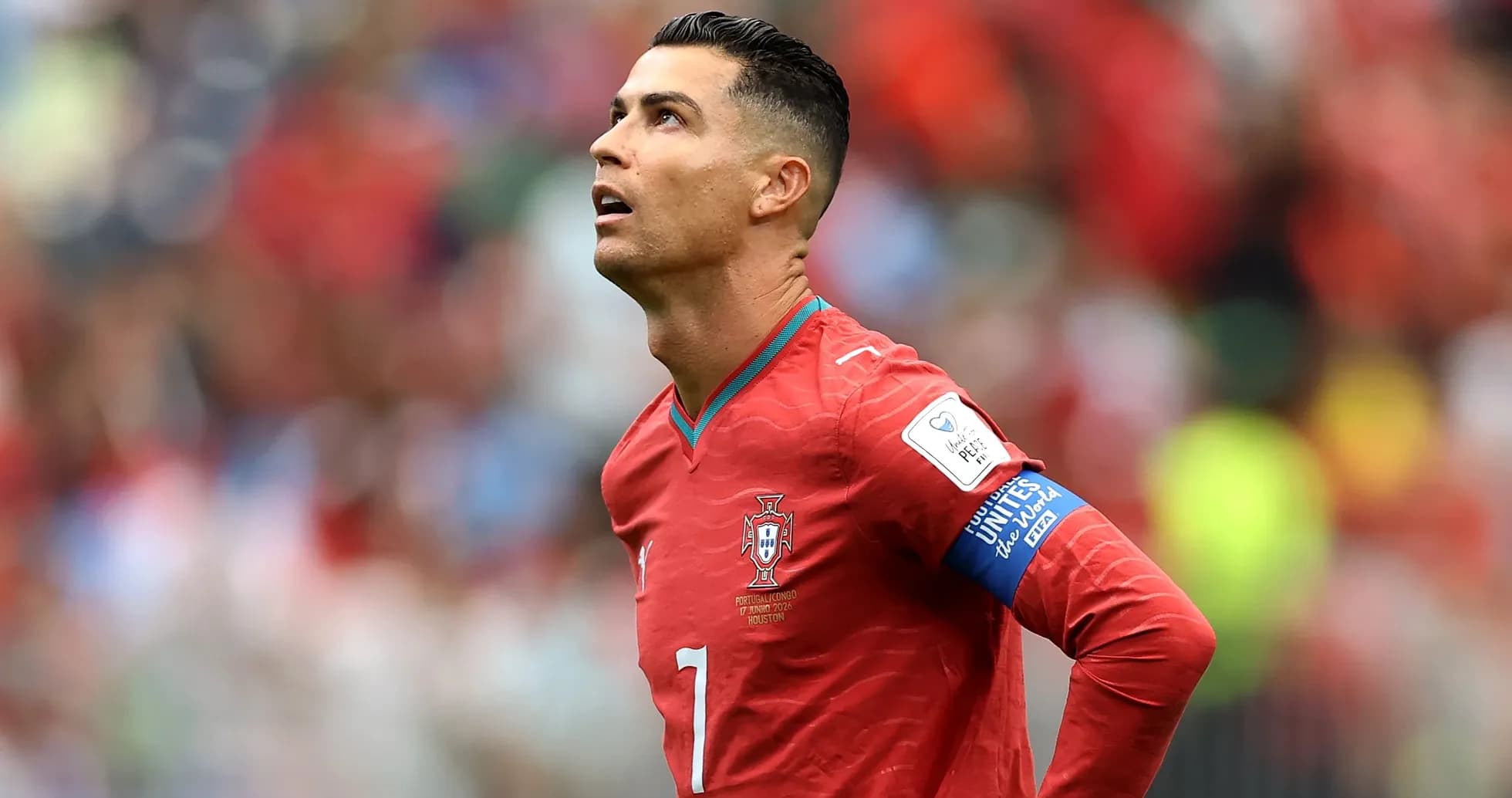 Jugador de Portugal mirando hacia arriba en el campo Jugador de Portugal mirando hacia arriba en el campo