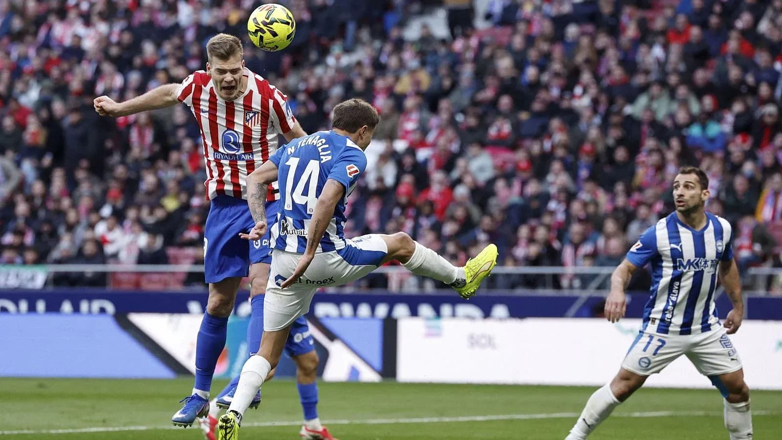 Jugador de Alavés intentando despejar el balón Jugador de Alavés intentando despejar el balón