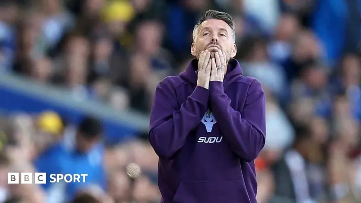 Entrenador preocupado en el banquillo durante partido Entrenador preocupado en el banquillo durante partido