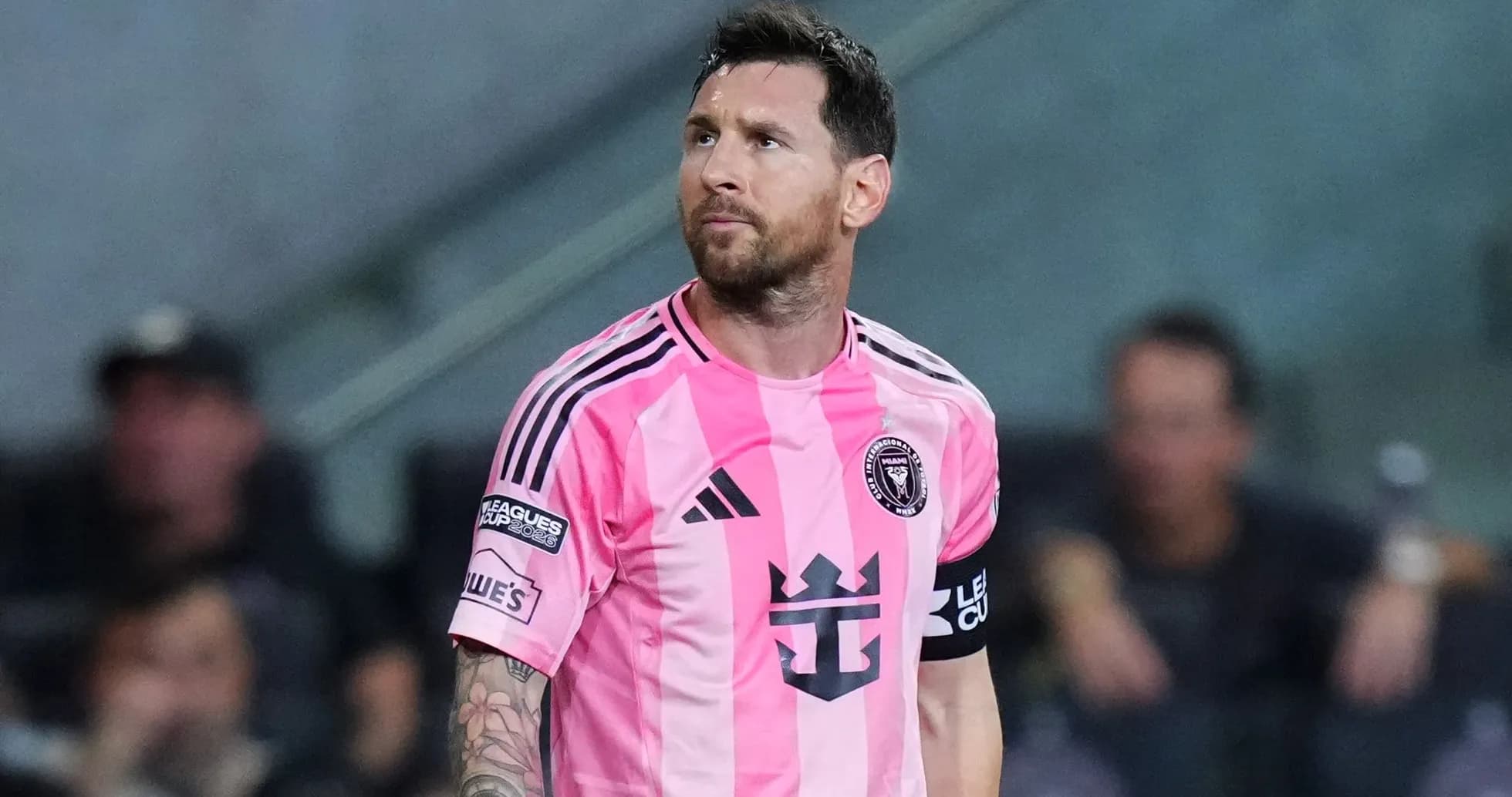 Lionel Messi en camiseta rosa durante el partido Lionel Messi en camiseta rosa durante el partido