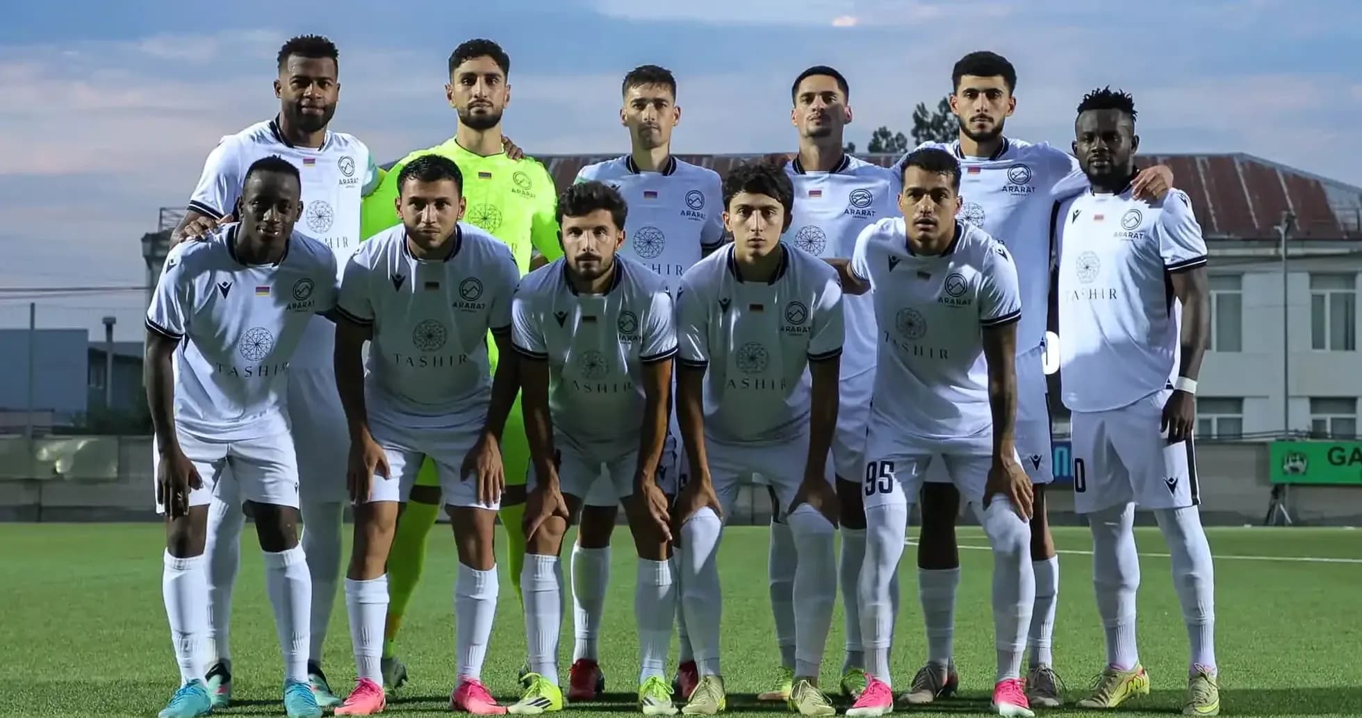 Jugadores de Ararat-Armenia posando en equipo Jugadores de Ararat-Armenia posando en equipo