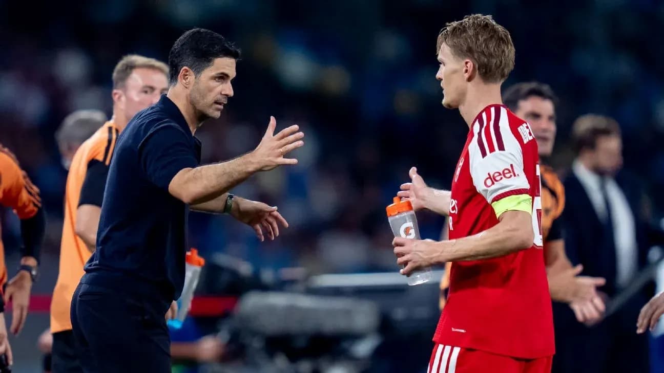 Entrenador hablando con el capitán durante el partido Entrenador hablando con el capitán durante el partido