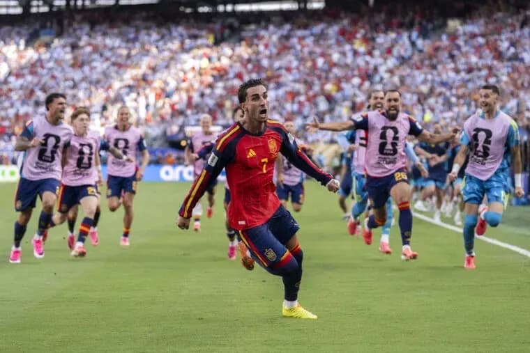 Jugador de España celebrando gol con compañeros Jugador de España celebrando gol con compañeros