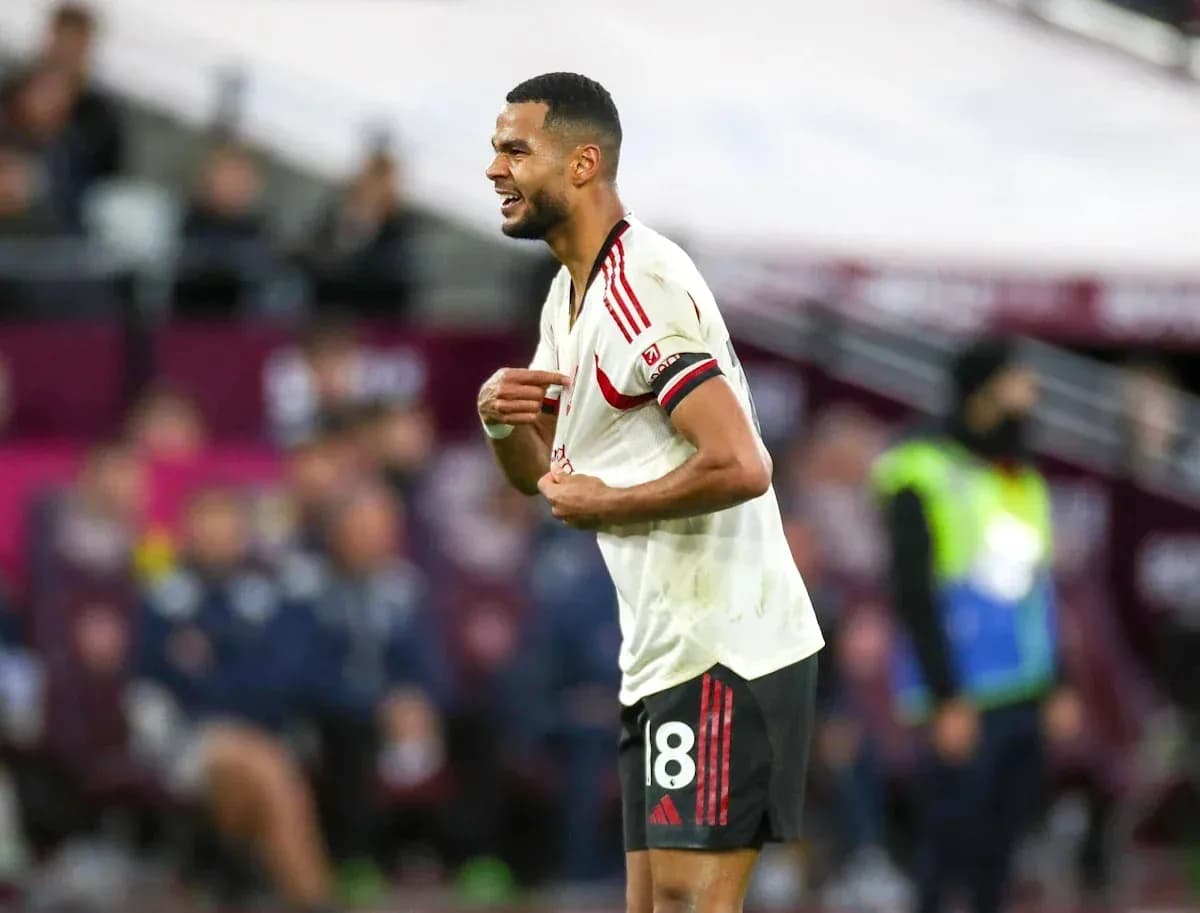 Jugador de fútbol sosteniendo su camiseta durante el partido Jugador de fútbol sosteniendo su camiseta durante el partido