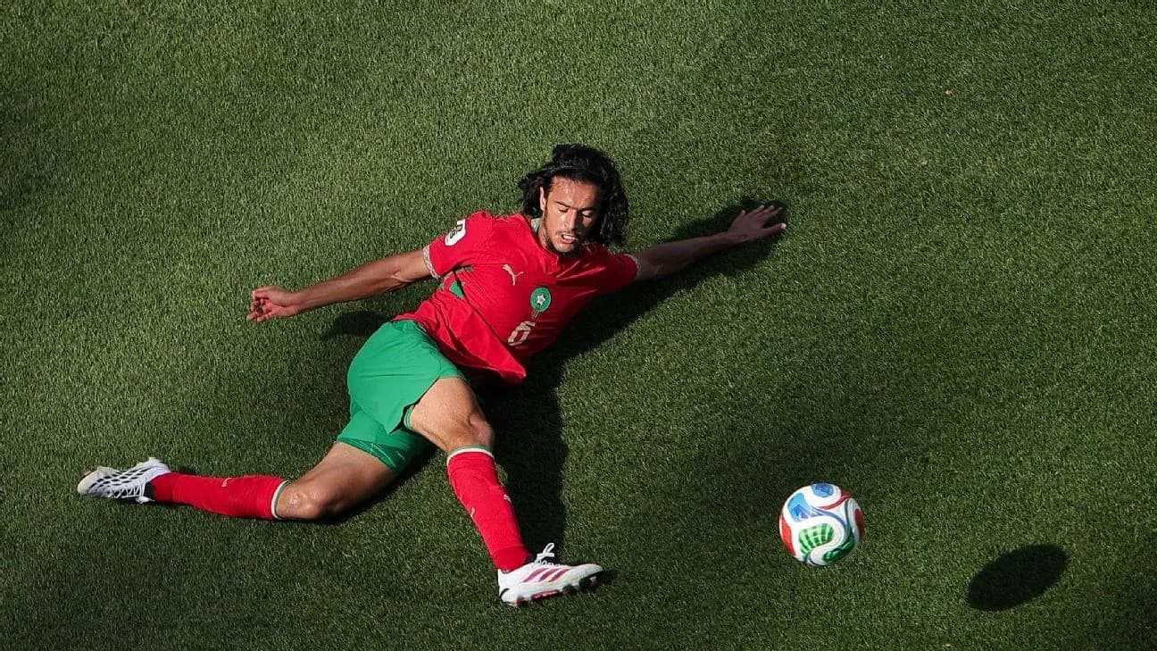 Jugador de Marruecos en el suelo persiguiendo el balón Jugador de Marruecos en el suelo persiguiendo el balón