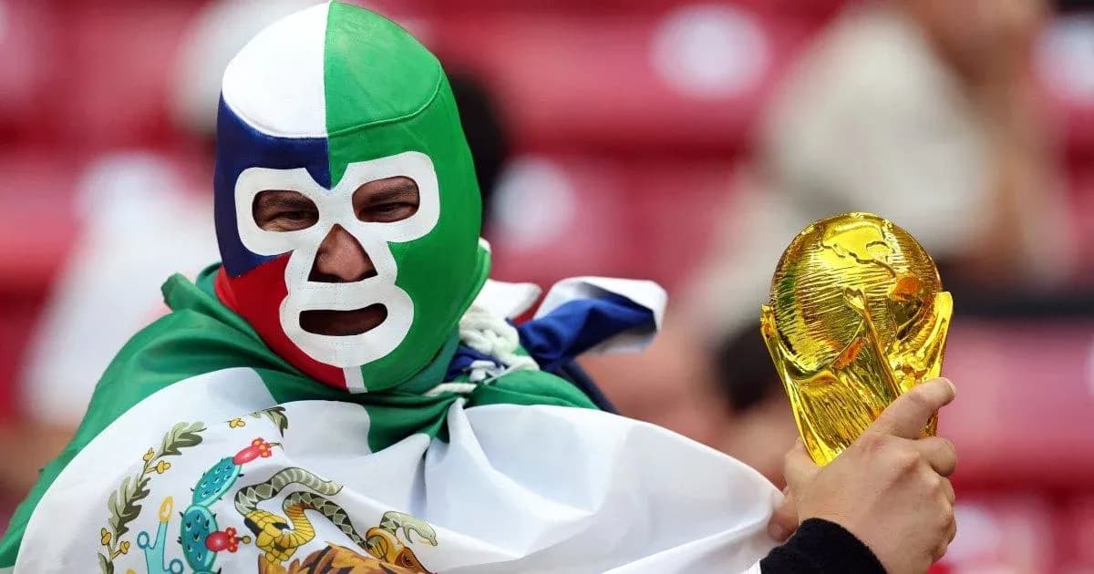 Afanático con máscara sostiene trofeo de la Copa del Mundo Afanático con máscara sostiene trofeo de la Copa del Mundo