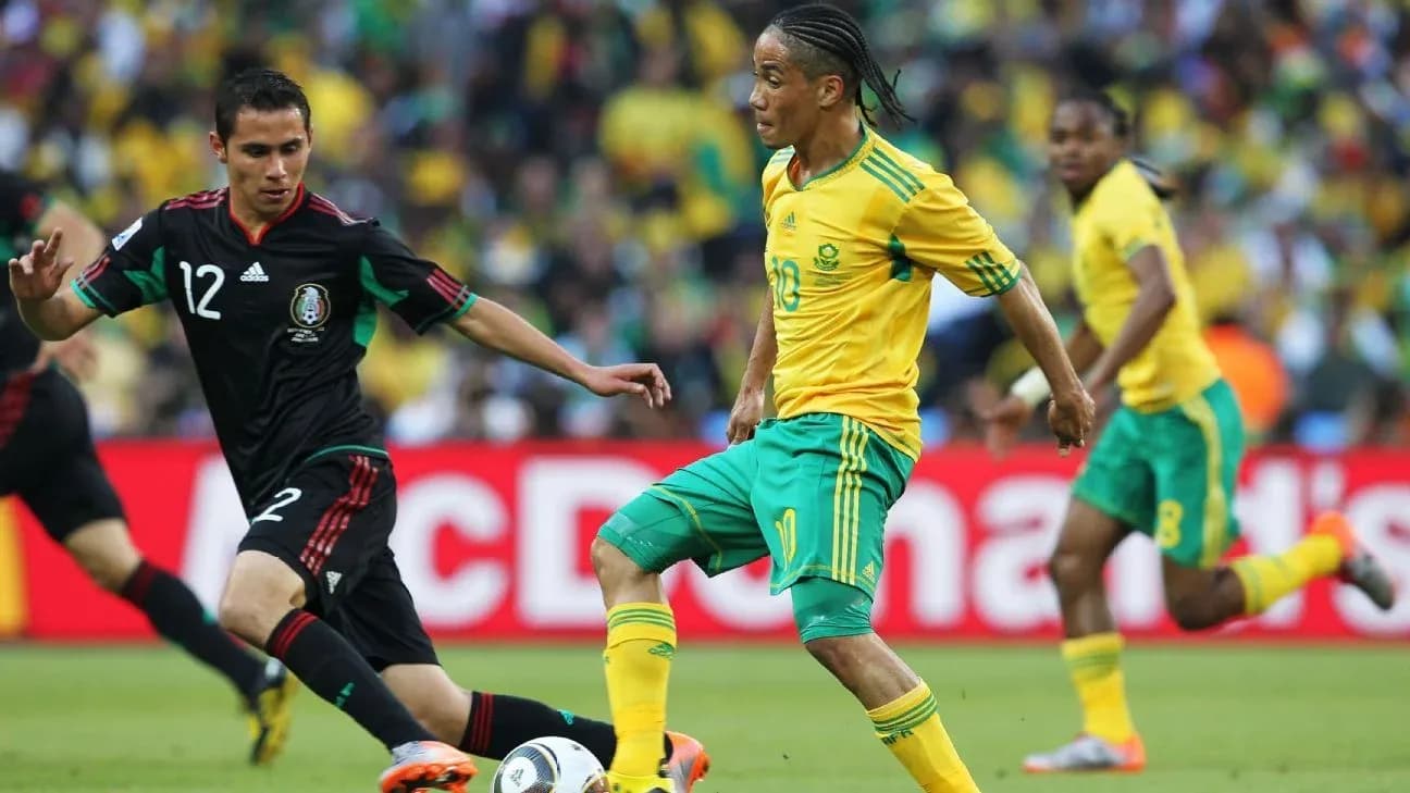 Jugadores de Sudáfrica y México compitiendo por el balón Jugadores de Sudáfrica y México compitiendo por el balón