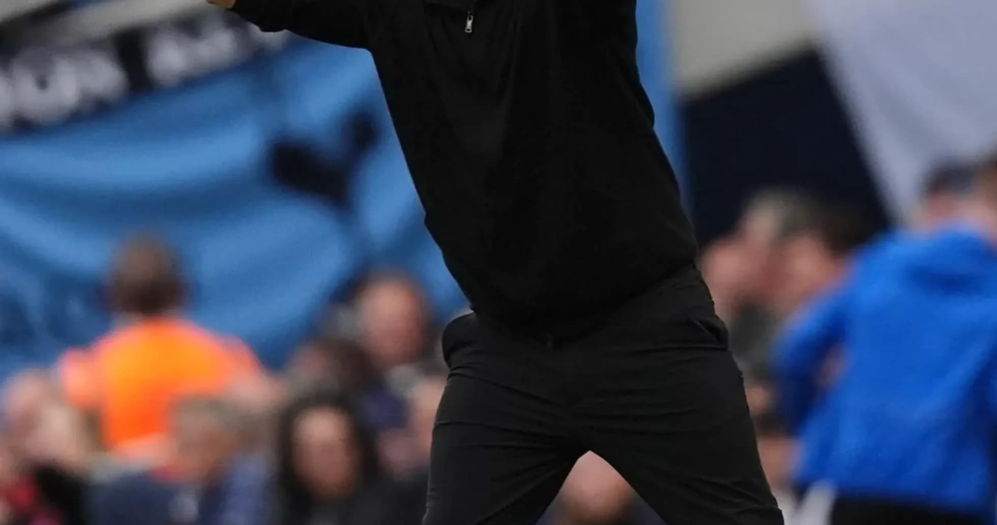 Entrenador dirigiendo a su equipo en el partido Entrenador dirigiendo a su equipo en el partido