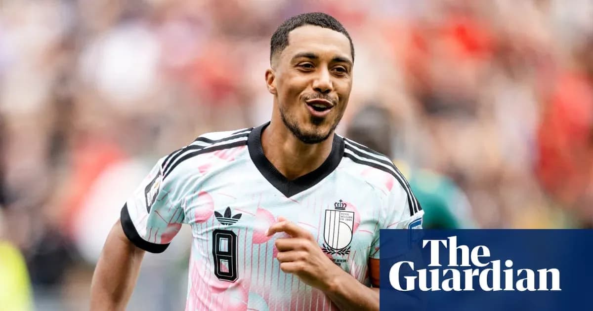 Jugador sonriendo tras anotar un gol en partido Jugador sonriendo tras anotar un gol en partido