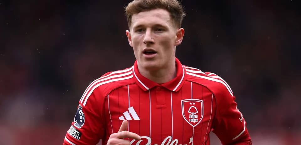 Jugador de Nottingham Forest en uniforme rojo Jugador de Nottingham Forest en uniforme rojo