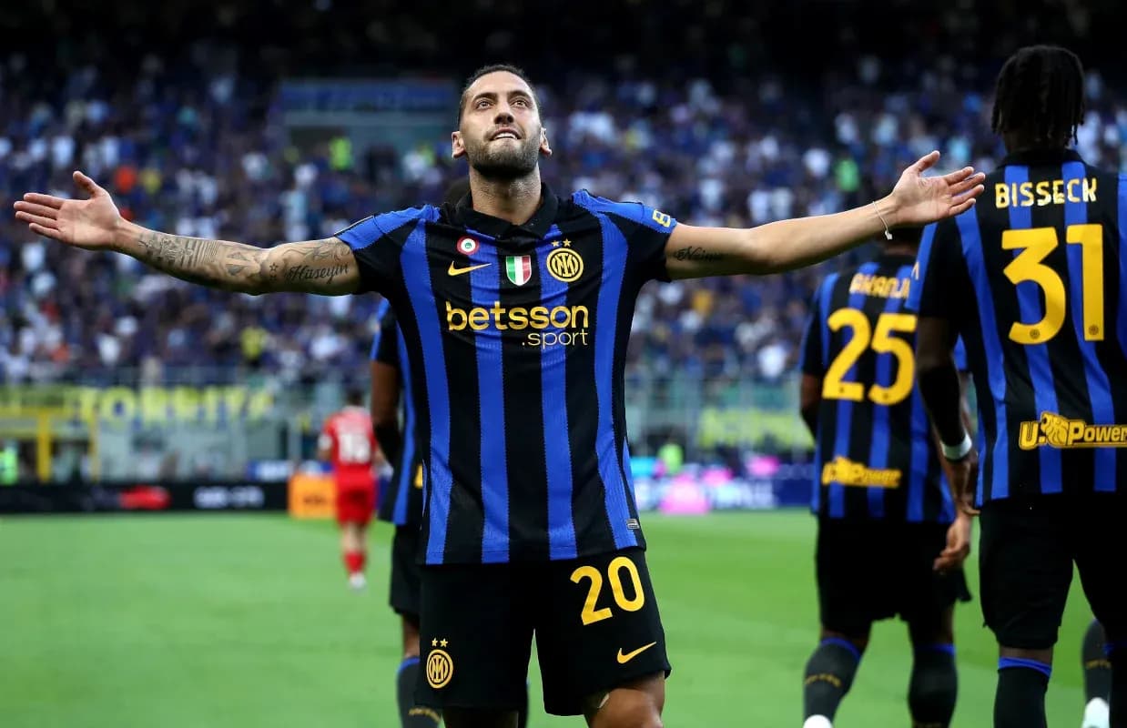 Jugador de Inter celebrando un gol con compañeros Jugador de Inter celebrando un gol con compañeros