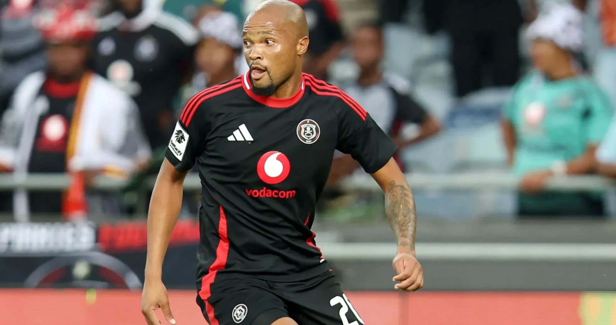 Jugador de Orlando Pirates corriendo en el campo Jugador de Orlando Pirates corriendo en el campo