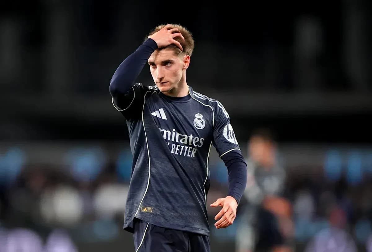 Jugador de Real Madrid con camiseta oscura en el campo Jugador de Real Madrid con camiseta oscura en el campo