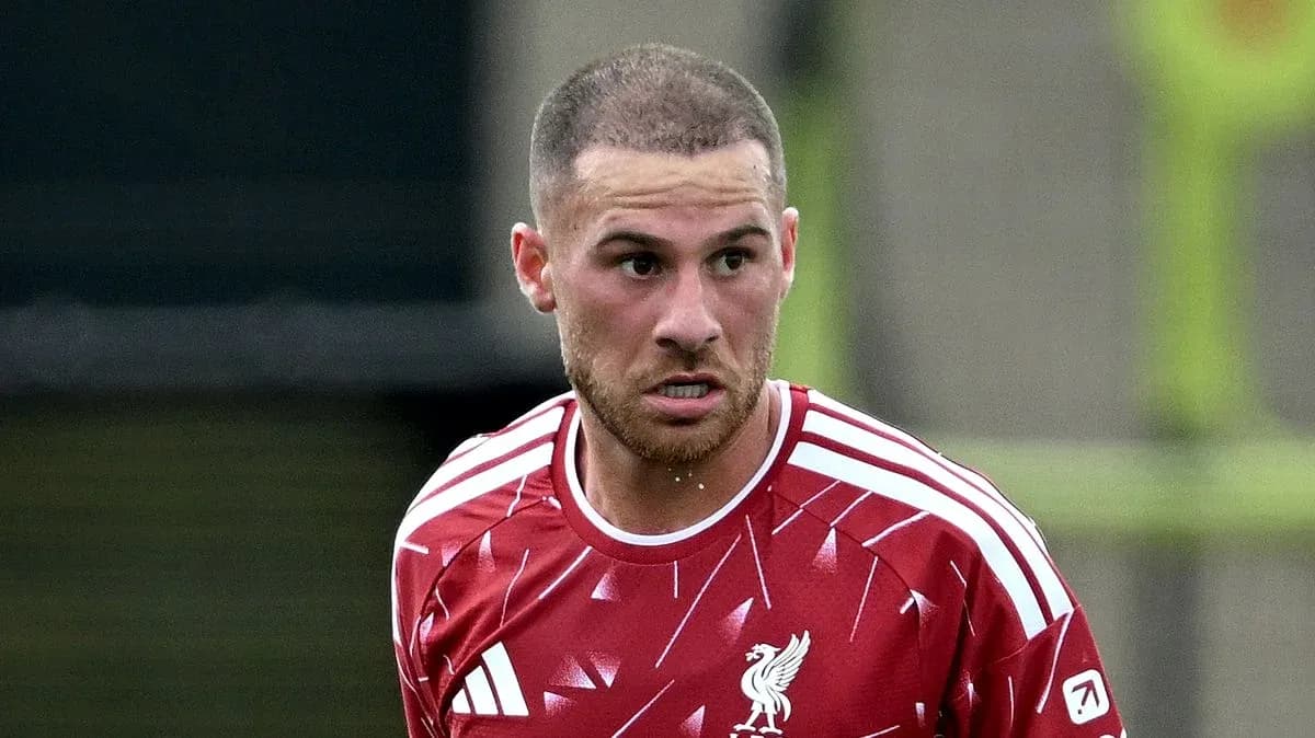 Jugador de Liverpool en acción durante el entrenamiento Jugador de Liverpool en acción durante el entrenamiento