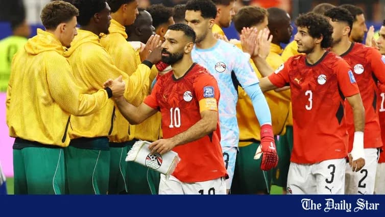 Jugadores de Egipto y otro equipo saludándose tras partido Jugadores de Egipto y otro equipo saludándose tras partido
