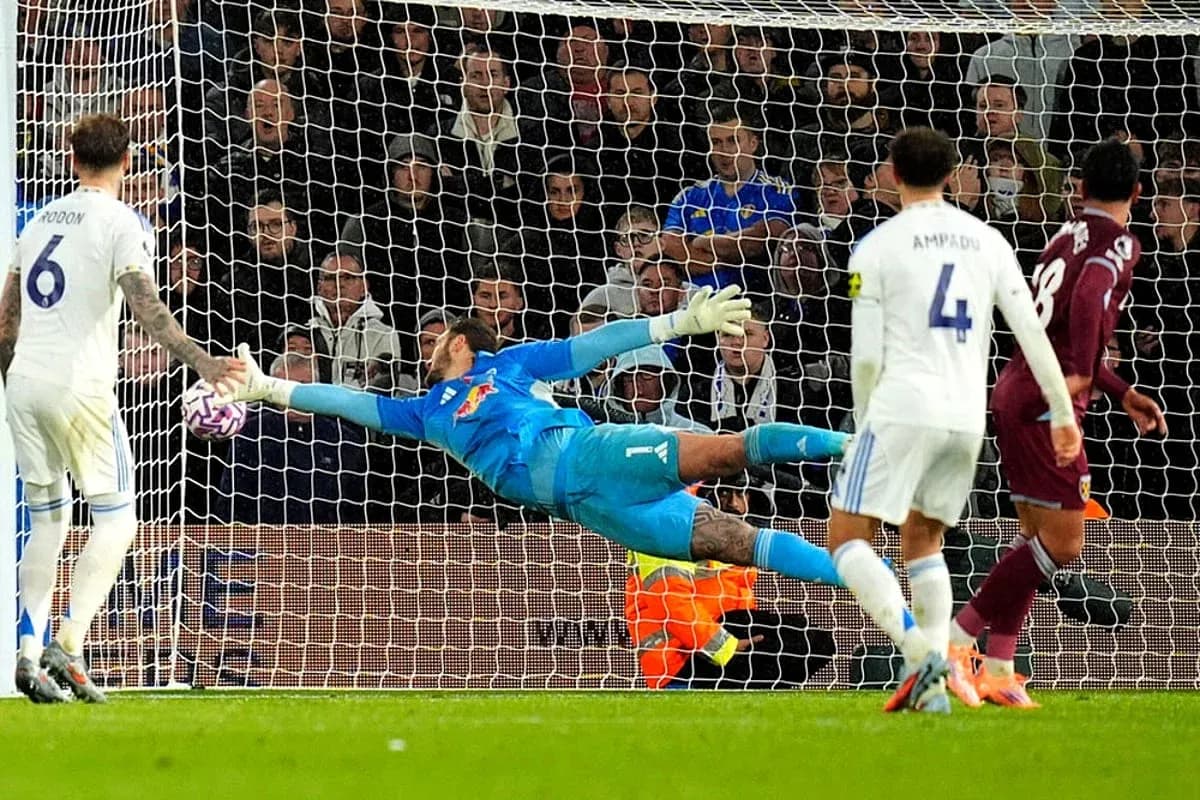 Portero de Leeds deteniendo un tiro en el partido Portero de Leeds deteniendo un tiro en el partido
