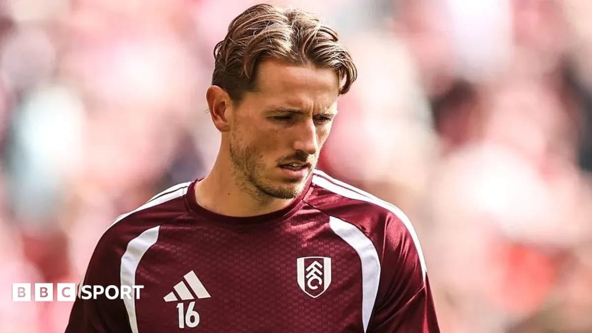 Jugador de Fulham en uniforme antes del partido Jugador de Fulham en uniforme antes del partido