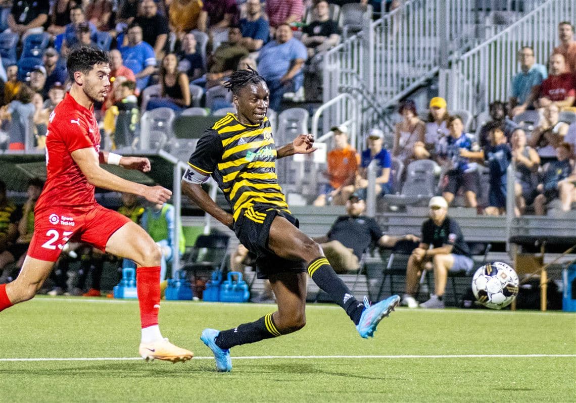 Jugador de Pittsburgh Riverhounds disparando al balón Jugador de Pittsburgh Riverhounds disparando al balón