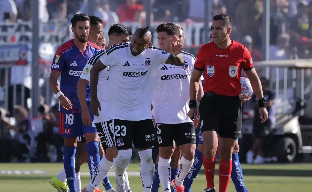 Jugadores de Colo Colo y Universidad de Chile en el partido Jugadores de Colo Colo y Universidad de Chile en el partido