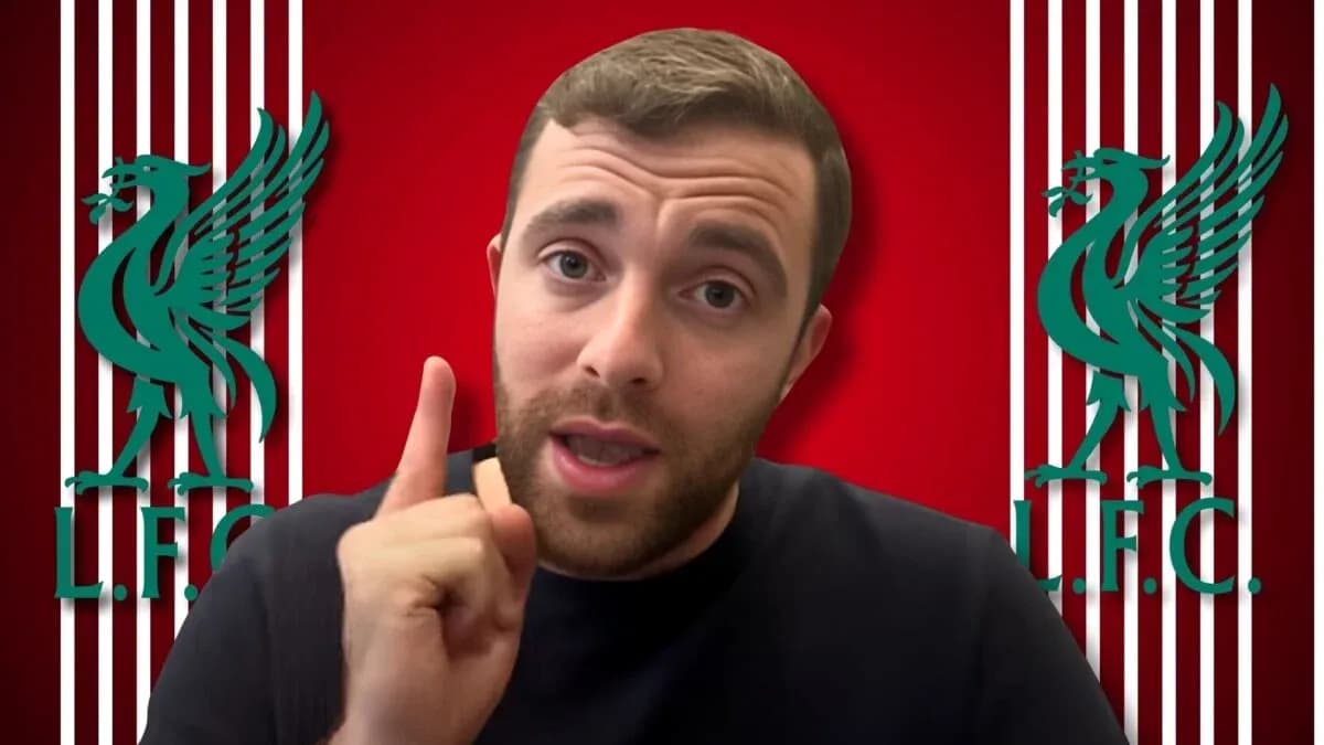 Hombre hablando frente a fondo de Liverpool FC Hombre hablando frente a fondo de Liverpool FC