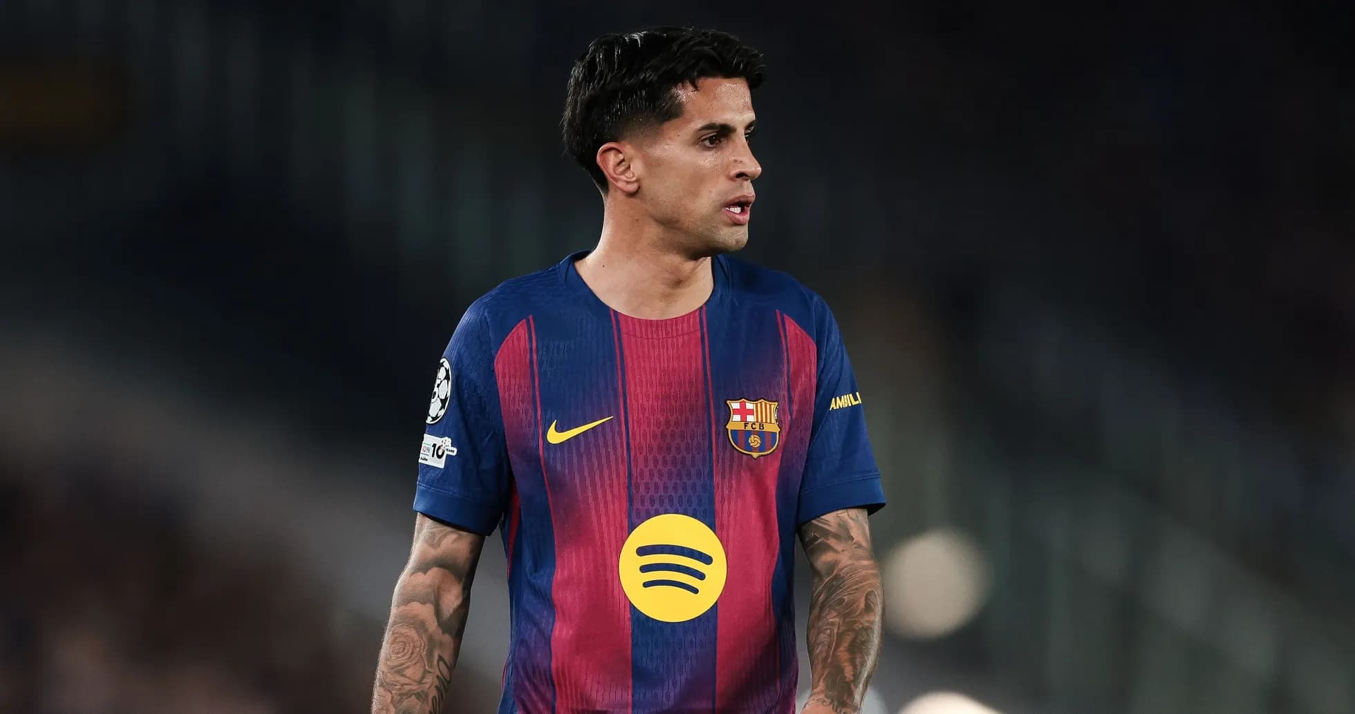 Jugador de Barcelona en el campo durante un partido Jugador de Barcelona en el campo durante un partido