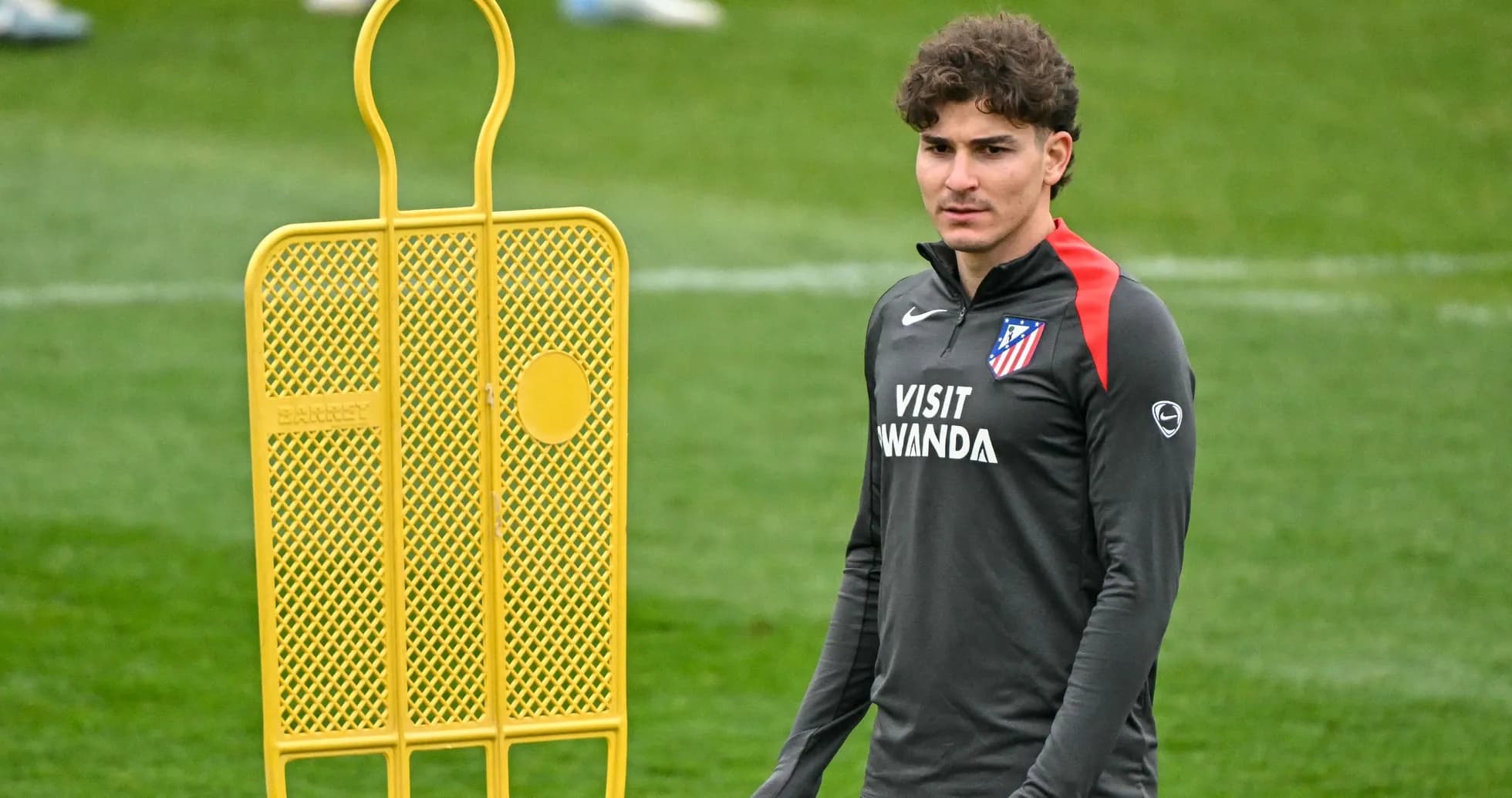Jugador de Atlético de Madrid en entrenamiento Jugador de Atlético de Madrid en entrenamiento