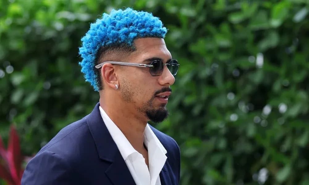 Jugador con cabello azul y gafas de sol Jugador con cabello azul y gafas de sol