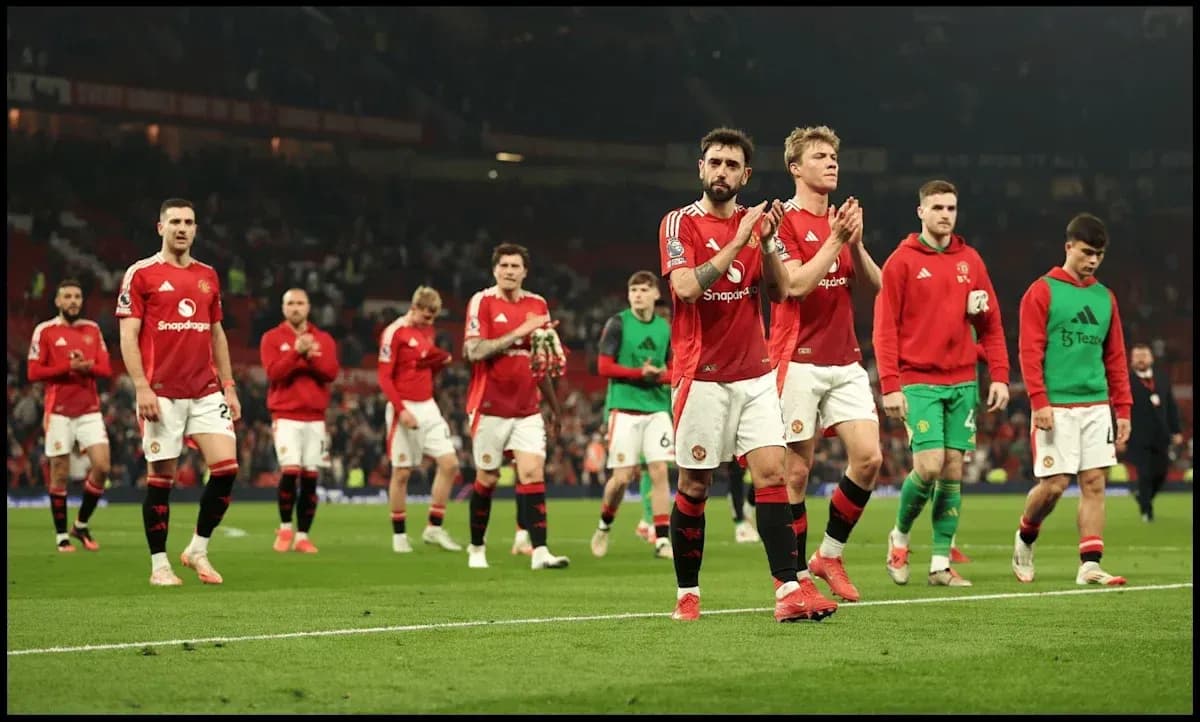 Jugadores del Manchester United aplaudiendo tras el partido Jugadores del Manchester United aplaudiendo tras el partido