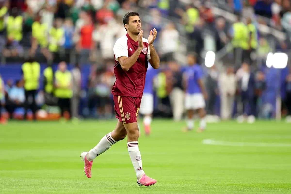 Jugador aplaudiendo en el campo tras el partido Jugador aplaudiendo en el campo tras el partido