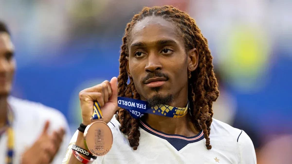 Jugador sosteniendo medalla de bronce en celebración Jugador sosteniendo medalla de bronce en celebración