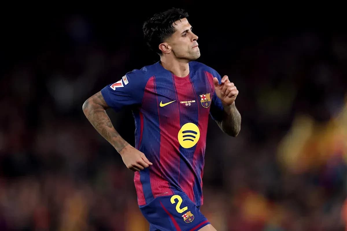 Jugador del FC Barcelona corriendo en el campo Jugador del FC Barcelona corriendo en el campo