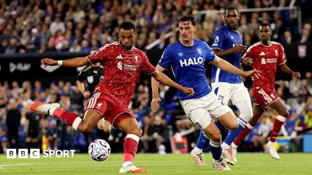 Jugador de Liverpool disparando ante rival de Ipswich Jugador de Liverpool disparando ante rival de Ipswich